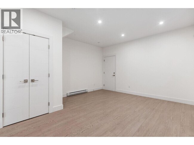 Photo - 2644 Chesterfield Ave