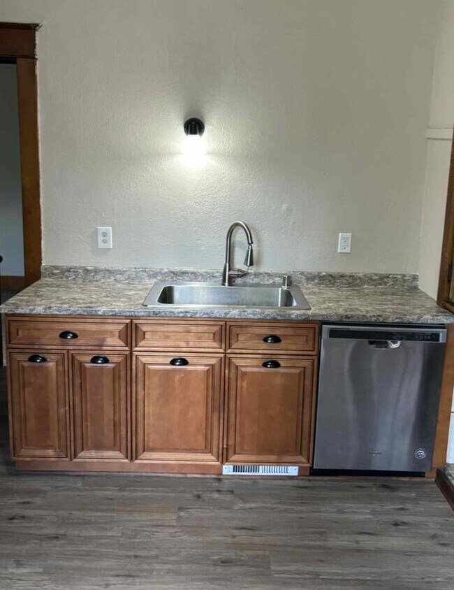 kitchen - stainless steel dishwasher - 633 E Burleigh St Unit 2