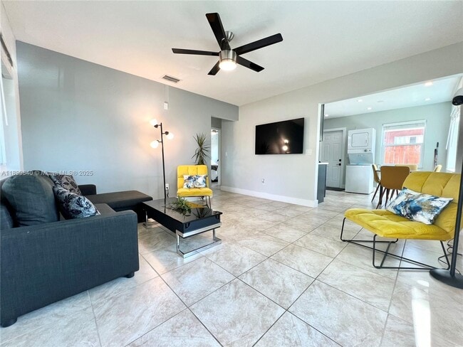 Photo - 3911 SW 51st St Unit 2