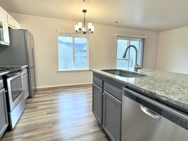 Photo - 1069 W Pine Ave