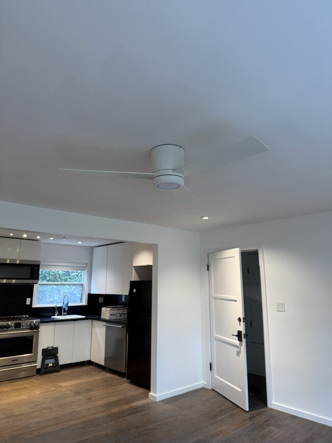 Building Photo - 1201 Bay St Unit A