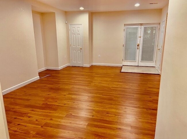 Building Photo - 20385 Dunkirk Sq Unit 1