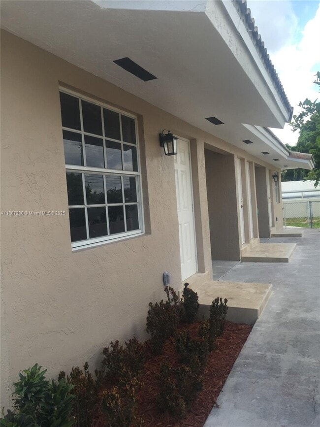 Photo - 8719 SW 38th St Unidad REAR