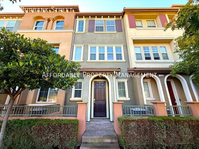 Building Photo - 131 Burbank St