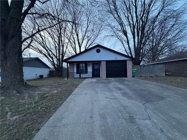 Building Photo - 303 Southland St