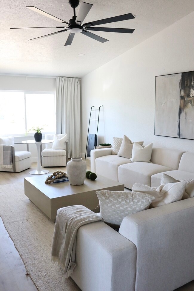 Photo - 693 Harvey St