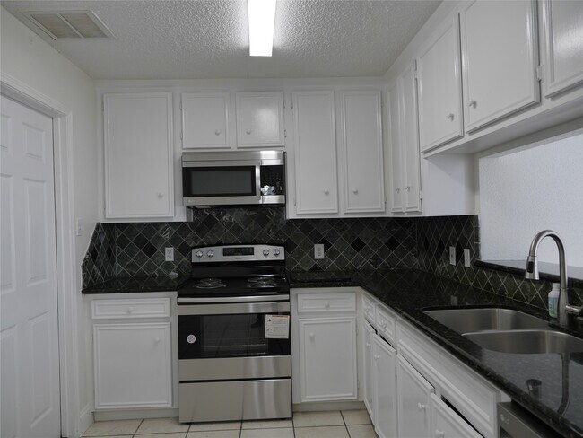 Building Photo - 13840 Hollowgreen Dr Unit 106