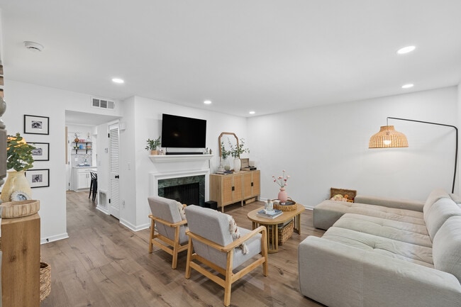 Photo - 140 Amherst Pl NW