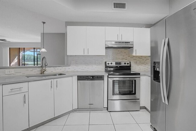 Photo - 401 SW 158th Ter Unidad 105 Rental