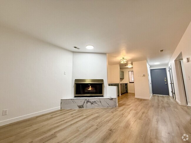 Building Photo - Completely Updated 1 Bedroom Condo in Holl... Unit 6A