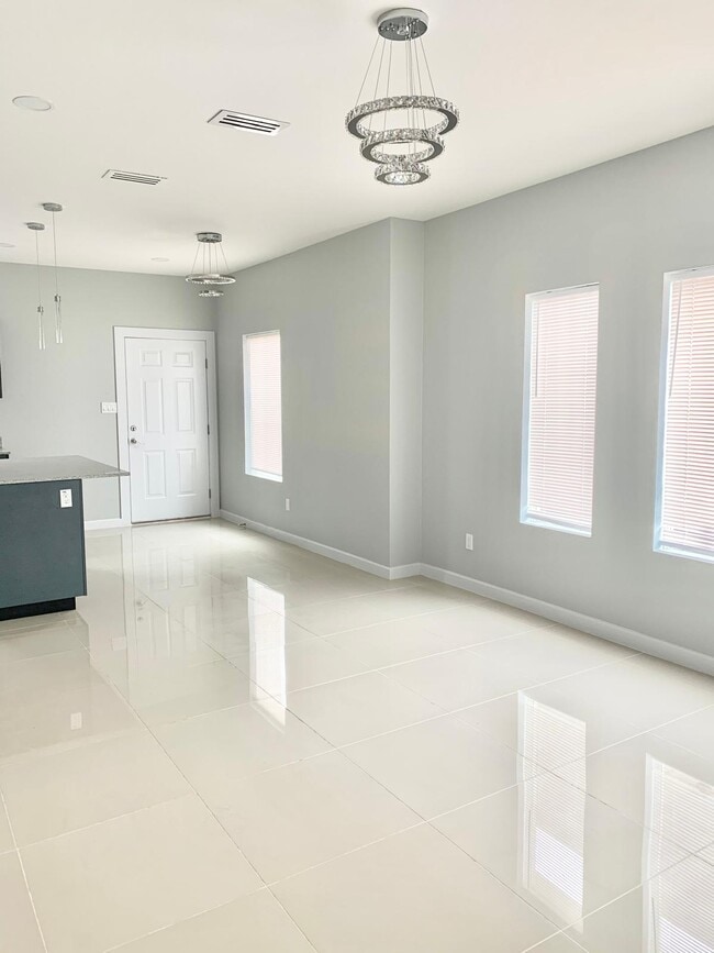 Photo - 2016 Summerland Ln Unit 3