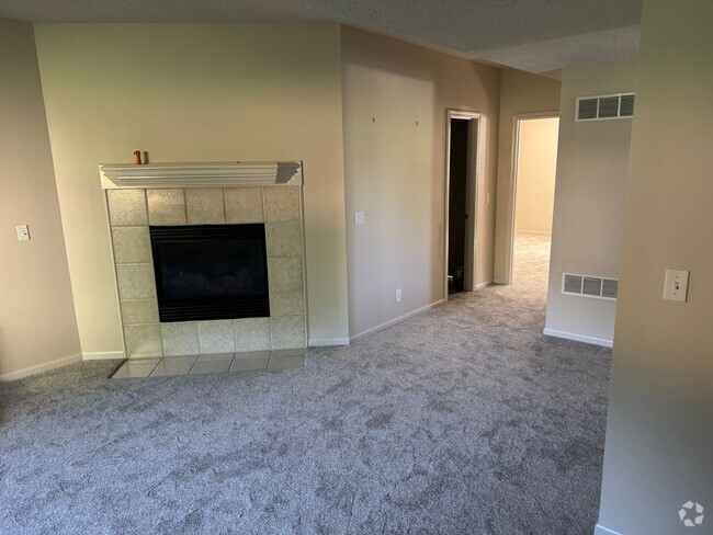 Building Photo - Four Bedroom Home Available in July - Fini...
