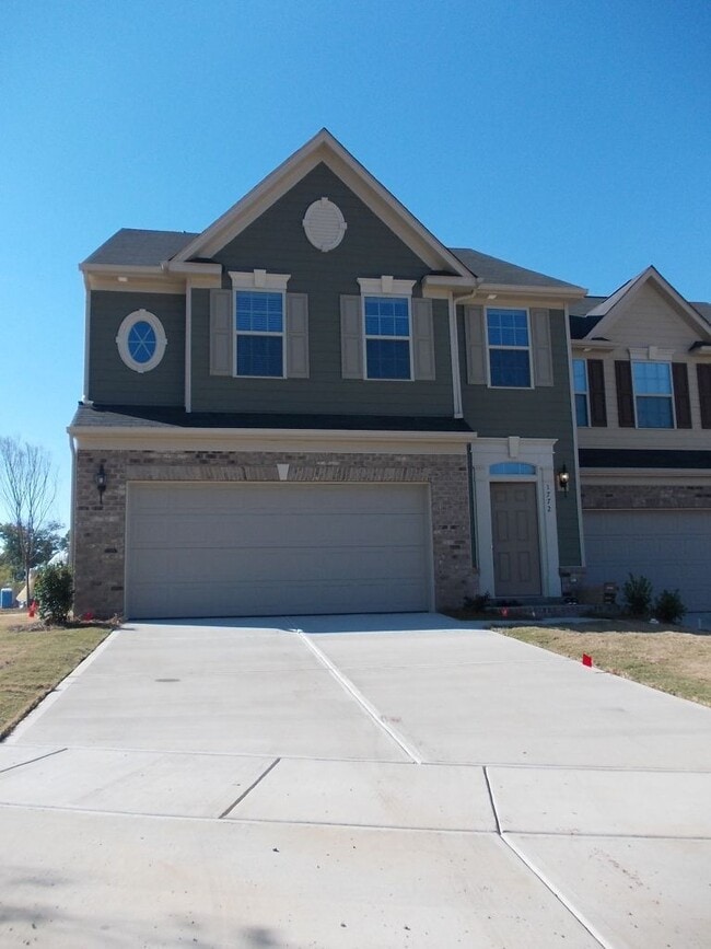 Building Photo - Convenient 3 Bed, 2.5 Bath Townhome near U...