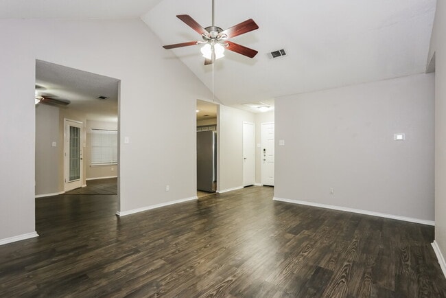 Photo - 704 Stonebrooke Dr