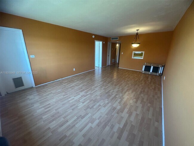 Photo - 1530 NE 191st St Unidad 205