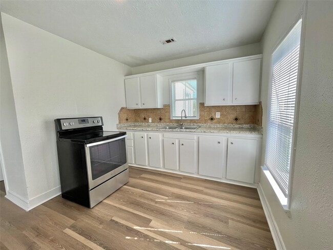 Photo - 310 E Texas St House