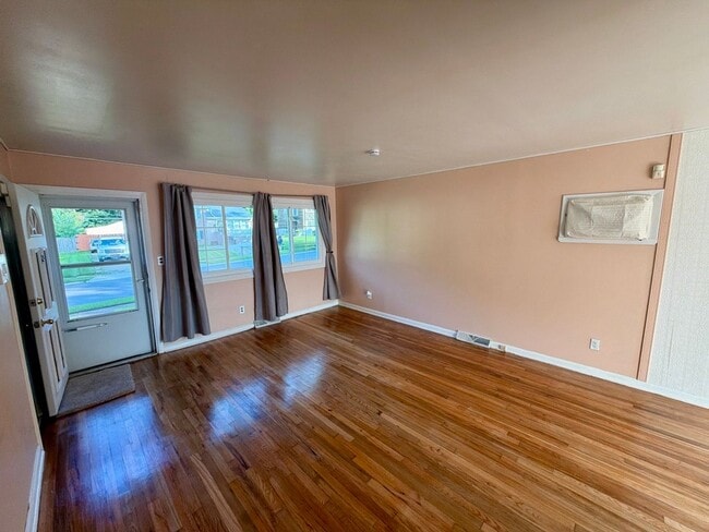 18 Aquilla Ave