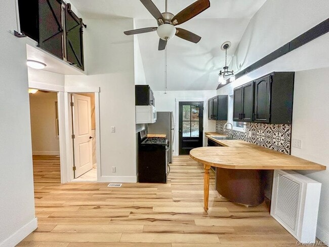 Photo - 765 Meadow Rd House