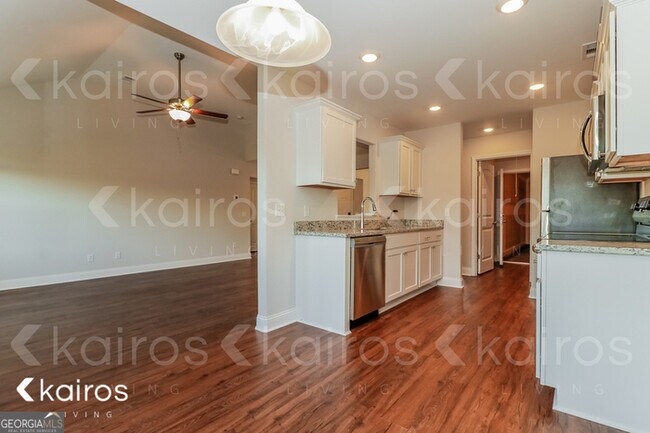 Photo - 220 Western Red Cedar Dr