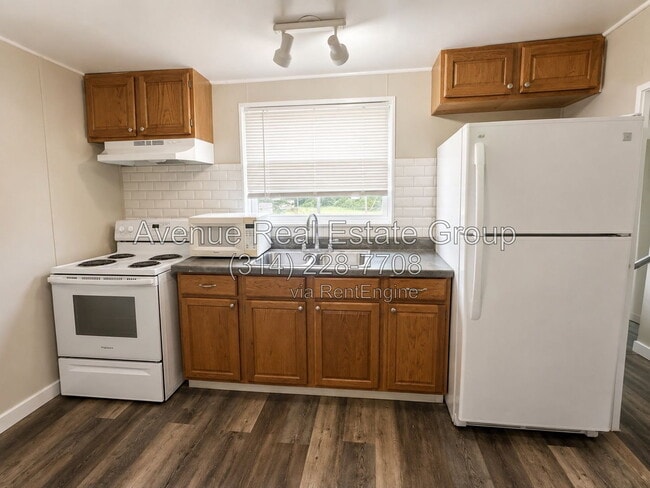 Photo - 8011 Ellerton Ave
