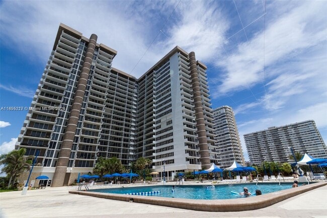 Photo - 1965 S Ocean Dr Unidad 15A Rental