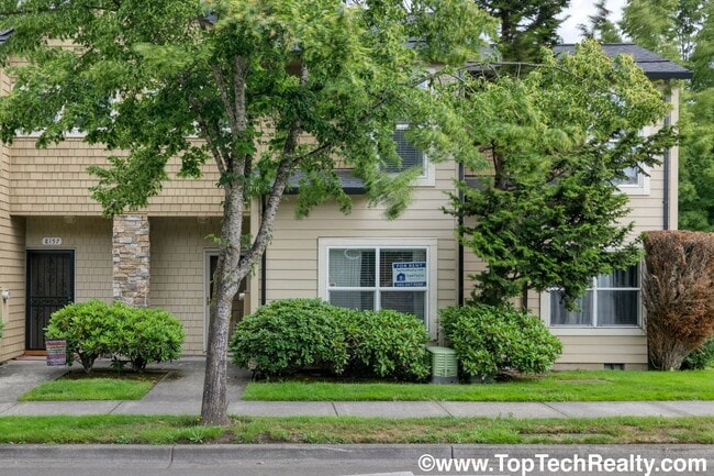 Building Photo - Charming 3 BD 2 BA Townhome Located in Hillsboro's Briarcreek Community | Recently Updated! | Mai...