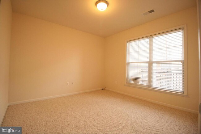 Building Photo - 3810 Lightfoot St Unit 308