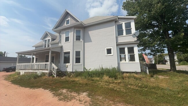 Building Photo - 834 S 3rd Ave Unit Upper