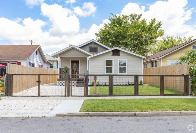 Building Photo - 3406 Michigan St Rental