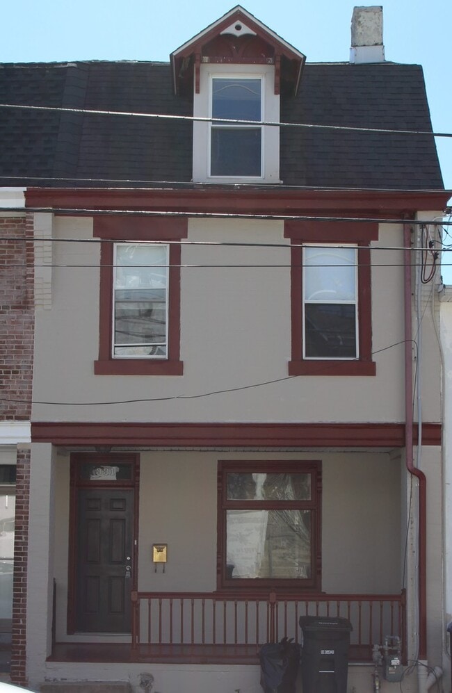 Building Photo - Large 4 Bedroom 1.5 Bath Row in Conshohocken