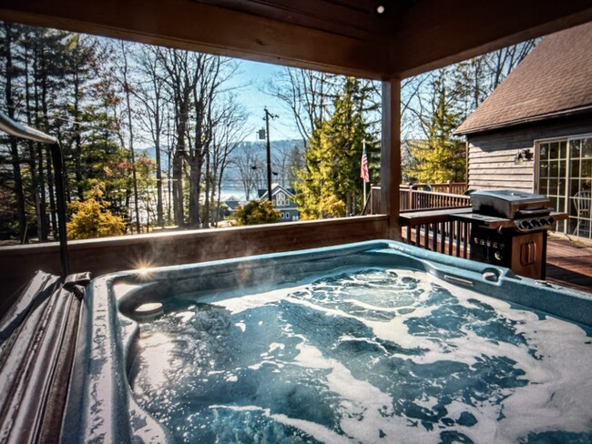 Hot tub facing Deep Creek Lake - 325 Rock Lodge Rd Casa