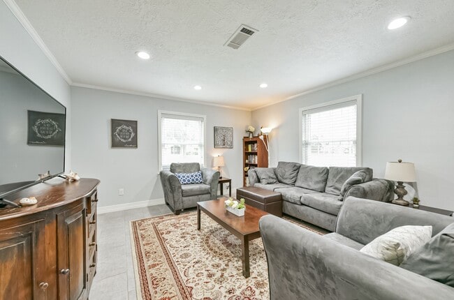 Photo - 4702 Maple St