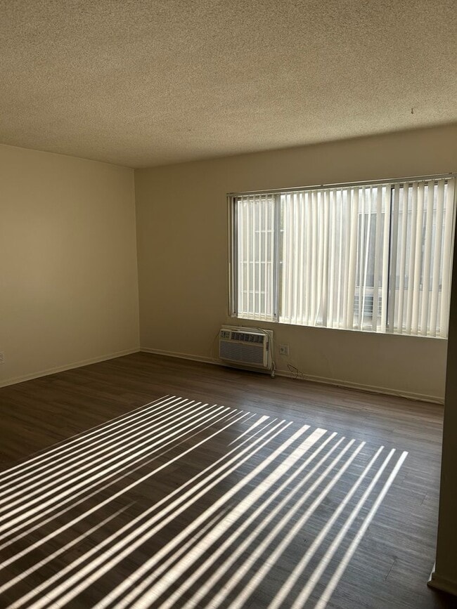 221 W Tujunga Ave