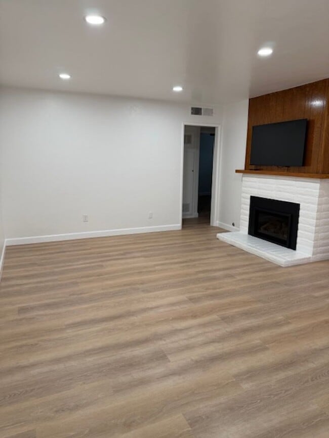 Building Photo - 653 W Henderson Ave Unit 653 W. Henderson #B