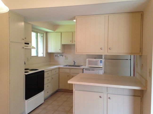 Kitchen - 5599 Thompson Rd