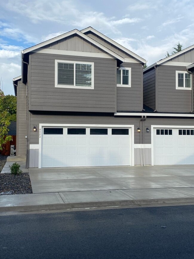 Building Photo - Gorgeous End Unit Townhome w/ 3 Bedroom 2.5 Bath!