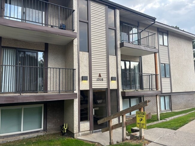 Building Photo - 2 Bedroom 1 Bathroom Apartment