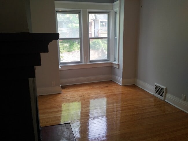 Photo - Stunning, huge, sun soaked two story loft apt in Hillcrest / Wychwood ((Dupont & Christie)) Unité Upper