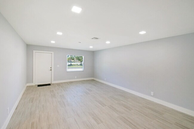 Photo - 9128 Roan Ln