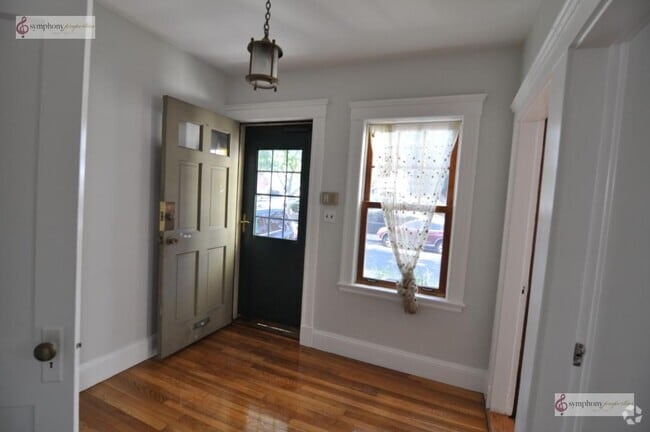 Building Photo - 202 Calumet St Unit 1 Rental