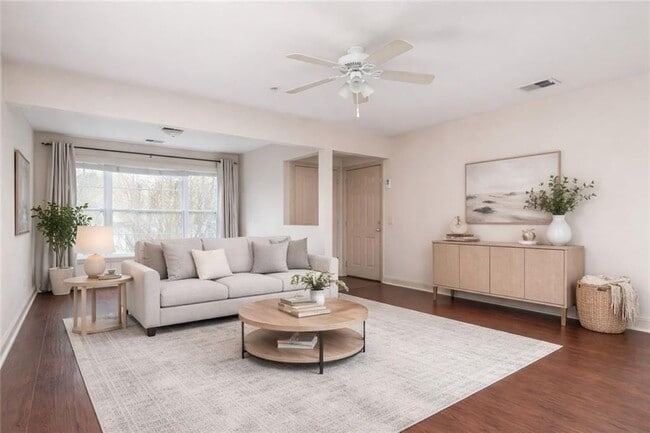 Photo - 804 Madison Ln S E