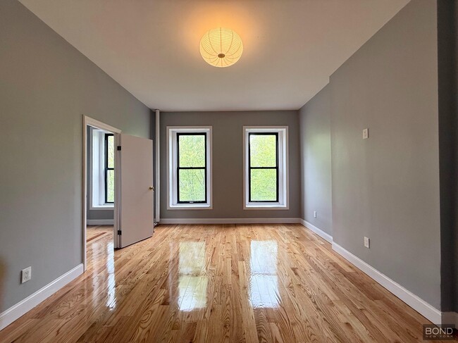 Building Photo - 1.5 Bedroom + Private Outdoor Space