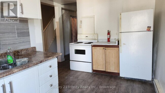 Photo - 134 Simcoe St S Unit 2
