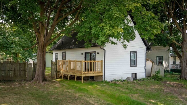 Building Photo - Spacious & Fully Renovated 3-Bedroom Home ...