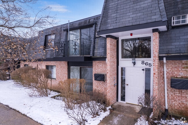 Photo - 840-985 Westmoreland Dr