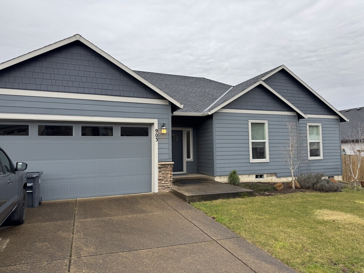 Photo - 903 Riley Dr NE