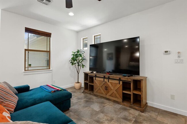 Photo - 2208 Schriber St