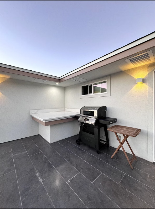 Patio w/ BBQ Grill (2) 2nd Floor - 551 11th Ave Unit 2