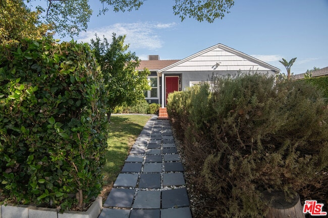 Photo - 6218 Balcom Ave