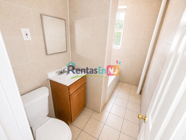 Photo - 196 Roseville Ave Unidad 6